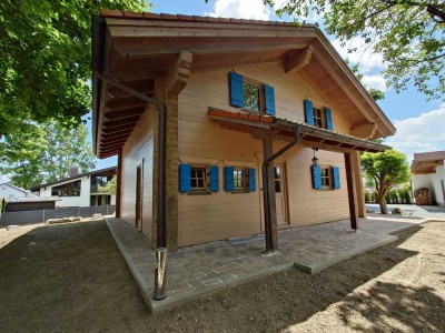 ★ Einladendes Blockhaus-EFH mit neuer Gartengestaltung ★