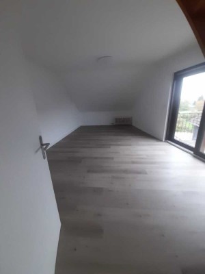 Helle 3-Zimmer Wohnung mit Balkon in Leverkusen-Bergisch Neukirchen - Erstbezug nach Renovierung