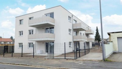 NEUBAU/ERSTBEZUG: Großzügige 3 Zimmer Wohnung! Mit Carport-Stellplatz und Balkon! Sofort frei!