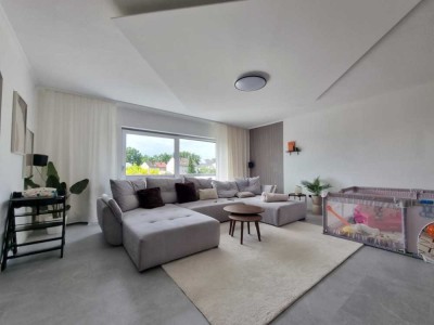 Modernisiertes Zweifamilienhaus 
mit ausgebautem Dachgeschoss und zwei Garagen