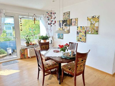 Gepflegte 4,5-Zimmerwohnung im 3.OG mit Südwest-Balkon, EBK und schönem Ausblick in Herrenberg