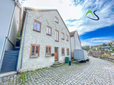 Wohnen mit Geschichte – liebevoll saniertes Haus mit Dachterrasse am Fuße des Schlossbergs