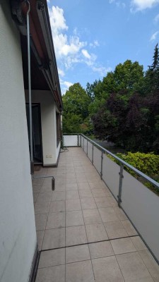 Renovierte 5-Zimmer-Wohnung mit großem Balkon, Küche und Tiefgarage in Wellingsbüttel-Sasel