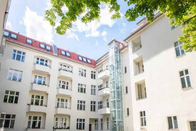 Stilvoll investieren: Vermietete Altbauwohnung mit Tageslichtbad und Südwest-Balkon
