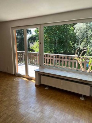 Helle 3- Raum-Wohnung im 1. OG mit Balkon