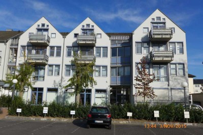 Schöne Dachgeschosswohnung mit Einbauküche und Einbaukleiderschränken