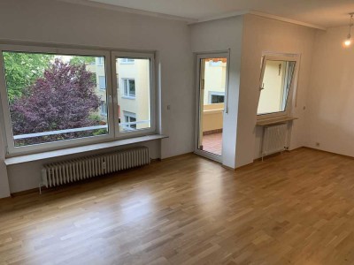 Stilvolle, gepflegte 2-Raum-Wohnung mit Einbauküche in Wiesbaden