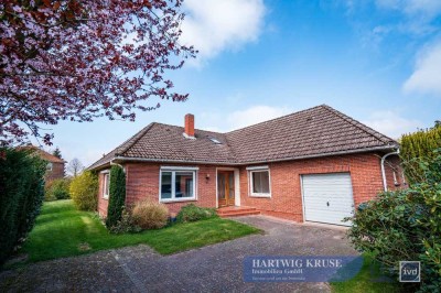 Walmdachbungalow in ruhiger Zentrumslage – mit Terrasse, Garage und viel Platz