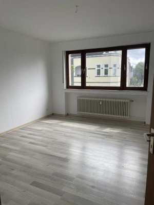 *** Schöne 3 Zimmer Wohnung, Balkon, Badezimmer mit Wanne u.v. mehr ***