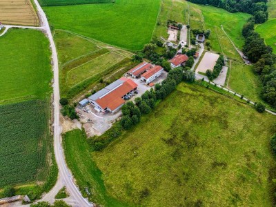 Großer Reiterhof in Alleinlage mit ca. 7,8 Hektar arrondiertem Land und Hubschrauber-Landeplatz