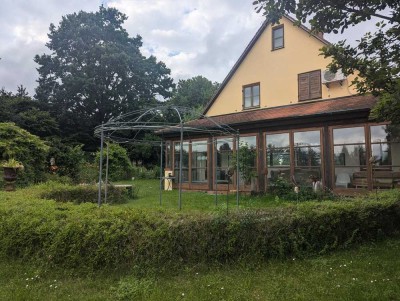 Baubiologisches Einfamilienhaus in ruhiger Ortsrandlage mit großem Garten, frisch saniert