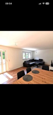 Neuwertige 2,5-Zimmer-Wohnung mit EBK, Terrasse und Garten