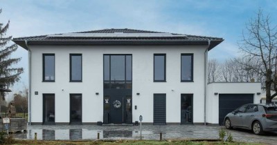 Purer Luxus! Exklusive Architektenvilla mit direktem Zugang zum Havelkanal