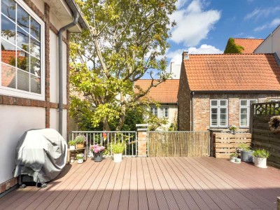 Lichtdurchflutete Altbauwohnung
mit Dachterrasse und Tiefgarage