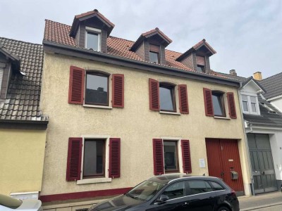 Geräumiges Familienhaus in zentraler Lage von Hockenheim mit Garten.