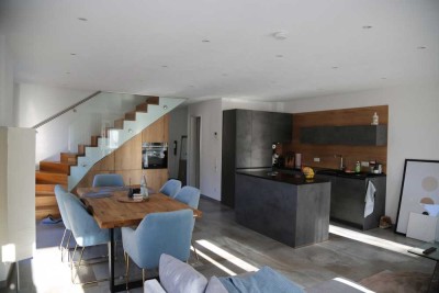 Neuwertig! Sehr attraktive 4-Zimmer-Maisonette-Wohnung in begehrter Lage