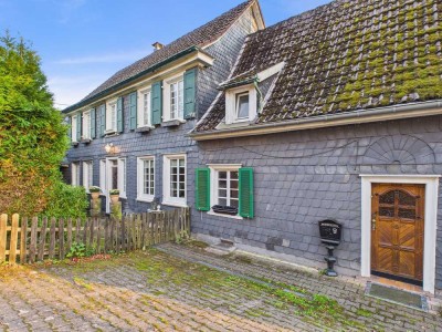 Wohnen im Grünen: Zweifamilienhaus mit eigenem Wald und vielseitiger Lagerhalle