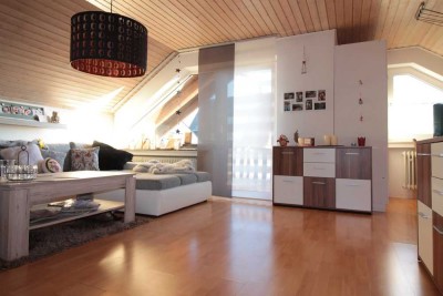 Gepflegte 3-Zimmer-DG-Wohnung mit Balkon und kleiner Einbauküche in Weißenhorn