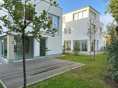 Elegantes freistehendes Einfamilienhaus mit Dachterrasse, Garten u. Tiefgarage - Neubau bezugsfertig