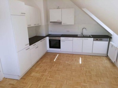Sonniger 2 ZIMMER-Neubau, West-Balkon, extra Wohnküche möbliert, Bad mit Wanne, extra WC, Lift, TG!