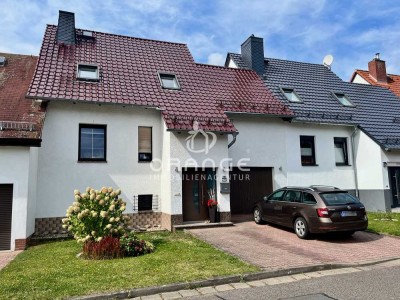 *** Großzügiges Reihenhaus mit Gartenparadies, Poolvergnügen, Garage – viel Platz für Familie ***