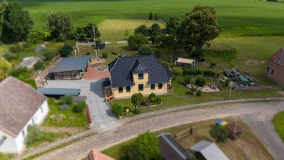 Neuwertiges Traumanwesen mit 190qm WFL + massive Garage +großer Spielwiese in 55min an der Ostsee