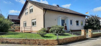 Zweifamilienhaus mit Photovoltaikanlage, Doppelgarage, Carport für Wohnmobil