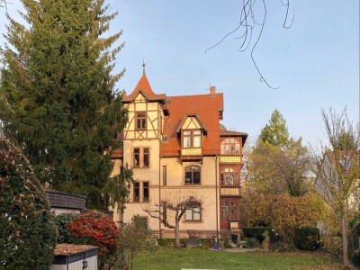 WOHNEN IN DENKMALGESCHÜTZTER VILLA: GEPFLEGTE 2-ZI-DG-WOHNUNG OHNE BALKON IN NÜRNBERG-MÖGELDORF