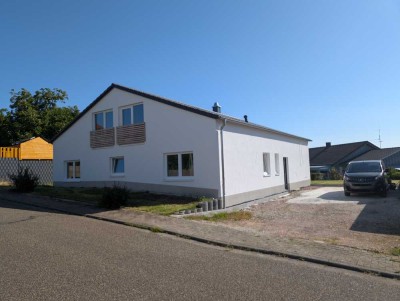 Neubau-Bungalow mit ausbaufähigem Dachgeschoss, Garage und großzügigem Grundstück – nahe Bezugsferti