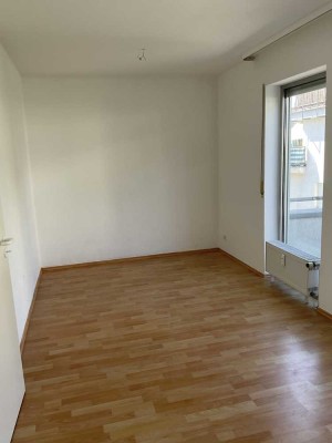 Zentrale 3-ZKB-Wohnung mit PKW-Stellplatz in Laufnähe zur Uni/ideal für Studenten-/Auszubildenden-WG