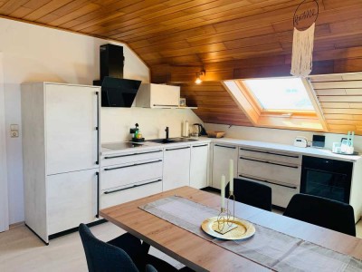 Renovierte und voll möblierte DG-Wohnung für Single-Person