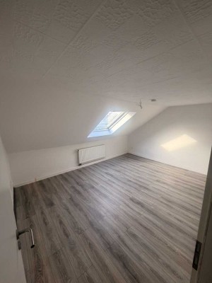 Frisch saniertes Dachgeschoss – 84 m² -4 Zimmer