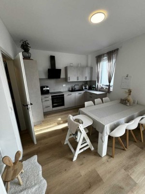 Neuwertige 3ZKBTG EG-Neubauwohnung mit Küche, Garten, Carport und E-Ladesäule in Halle (Westf.)