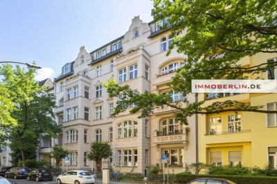 IMMOBERLIN.DE - Prächtige Stuck-Altbauwohnung mit ruhiger Terrasse & Westloggia