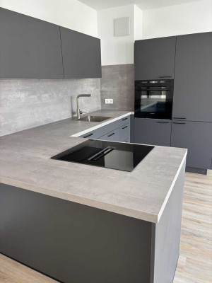 Neuwertige 2,5-Zimmer-Wohnung mit lux. Innenausstattung und Balkon