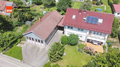 Zweifamilienhaus mit separatem Werkstattgebäude. Perfekt für Familien, Handwerker oder Investoren.