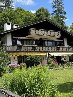 Hölzlweg! Beste Wohnlage, EG,  gepfl. Anwesen, toller Blick,  2 Bäder, off. Kamin, beste Ausstattung