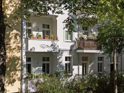 Helle 3-Zimmer-Wohnung im Altbau mit grünem Ausblick & Loggia