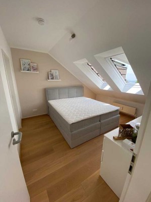 Schöne 3 Zimmer DG-Wohnung mit Parkett, Tageslichtbad, Gäste-WC, Loggia, TG-Stellplatz, Keller