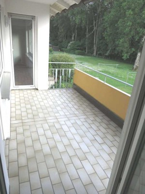Große, helle 5 Zimmer Wohnung mit großer Wohnküche und großem Südbalkon plus eig. Gartenanteil