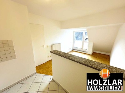 GEMÜTLICHE 2 ZIMMER DACHGESCHOSSWOHNUNG MIT BALKON & TIEFGARAGENPLATZ - TOP ANGEBUNDEN IN HOLZLAR