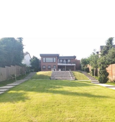 Großzügiges Wohnhaus mit großem Sonnengarten in ruhiger Lage !