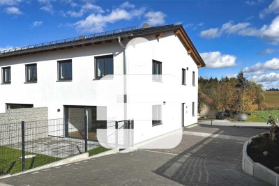 Sofort beziehbare DHH mit Doppelcarport und PV (KFW40)