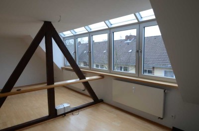 Helle  DG-Wohnung mit Tageslichtbad, Dusche und Wanne in E-Altendorf