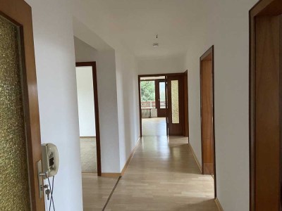Attraktive 5-Zimmer-Wohnung mit gehobener Innenausstattung mit Balkon in Hehlen