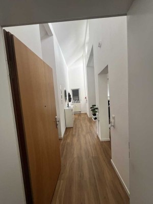 Tolle 2-Zimmer-Wohnung mit offenem Wohn- und Essbereich, Balkon und Einbauküche in Offenbach am Main
