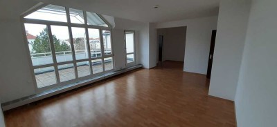 Schöne 2-Zimmer-DG-Wohnung mit Balkon, TG und EBK im Stadtzentrum von Germering