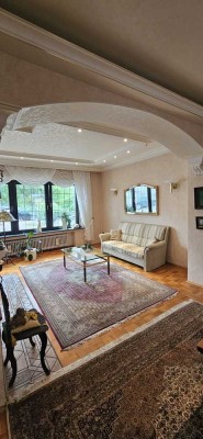 Wunderschöne Erdgeschosswohnung mit Einbauküche, traumhaftem Garten und Wintergarten