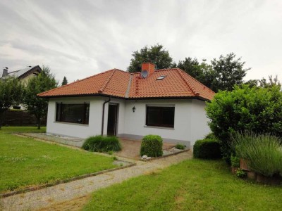 EINFAMILIENHAUS MIT GARTEN UND 2 GARAGEN