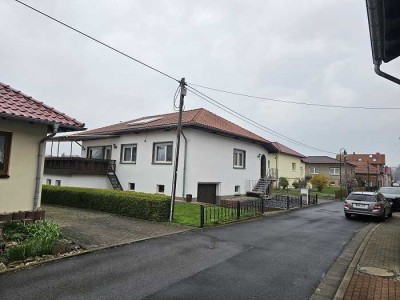 Massives Einfamilienhaus, mit 2 Garagen + Garten, in Altengottern zu verkaufen :)